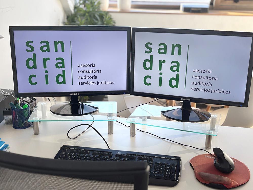Dos monitores de computadora con las palabras San Dra Cid en ellos