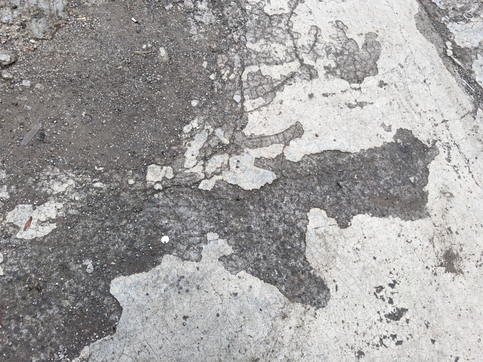 Surface de béton usée avec texture fissurée.