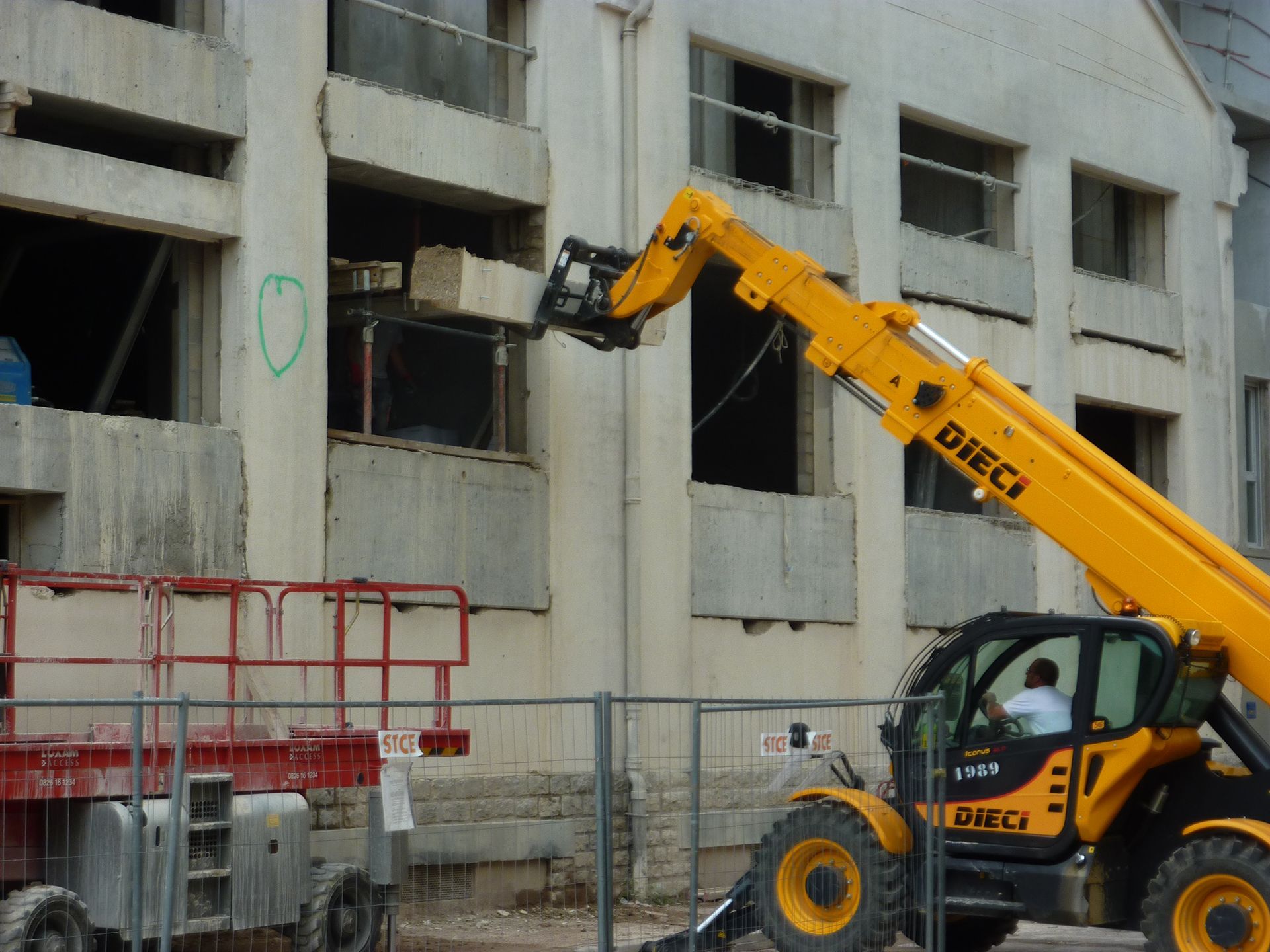 Découpe sur façade conservée.