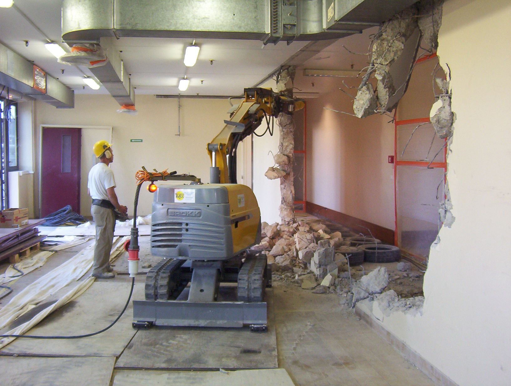 Démolition au Brokk 180 équipé d'une pince hydraulique.