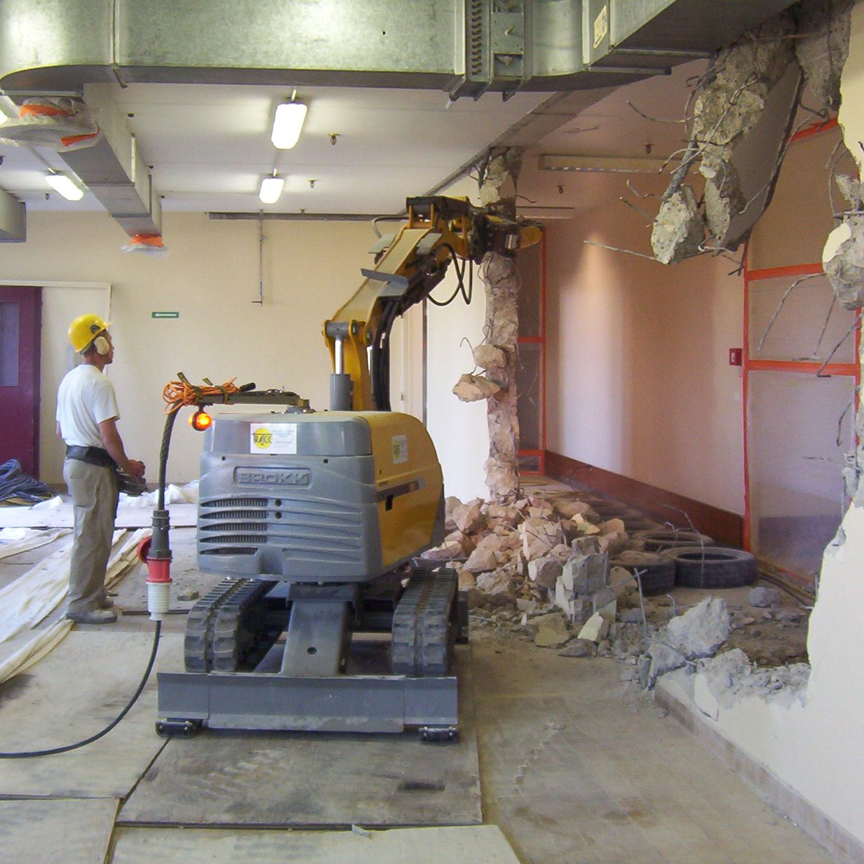 Démolition avec un robot Brokk 180 équipé d'une pince hydraulique.