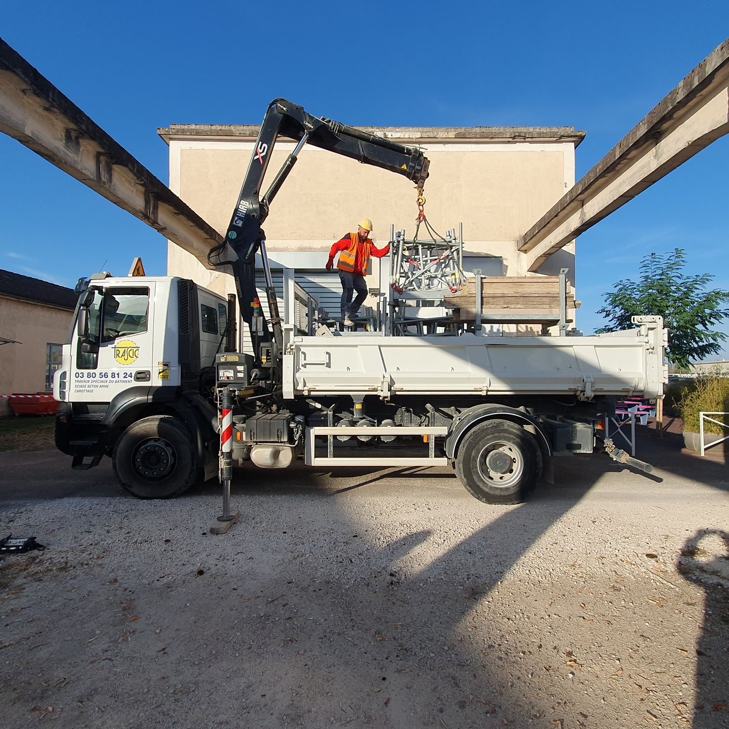 Camion de la société Trascic pour un grutage.