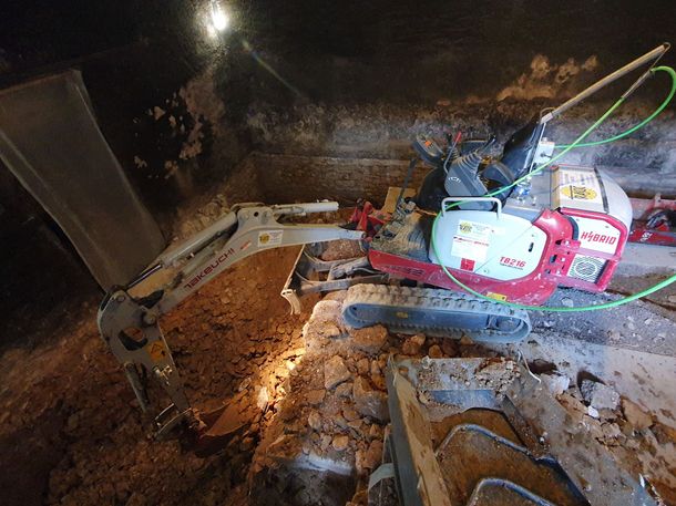 Minipelle électrique pour un terrassement dans une cave.