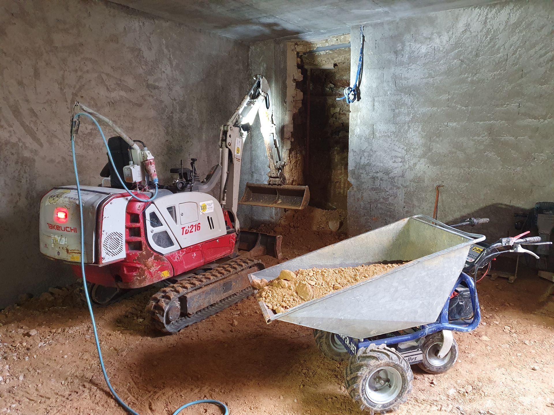 Vers la page Terrassement électrique.