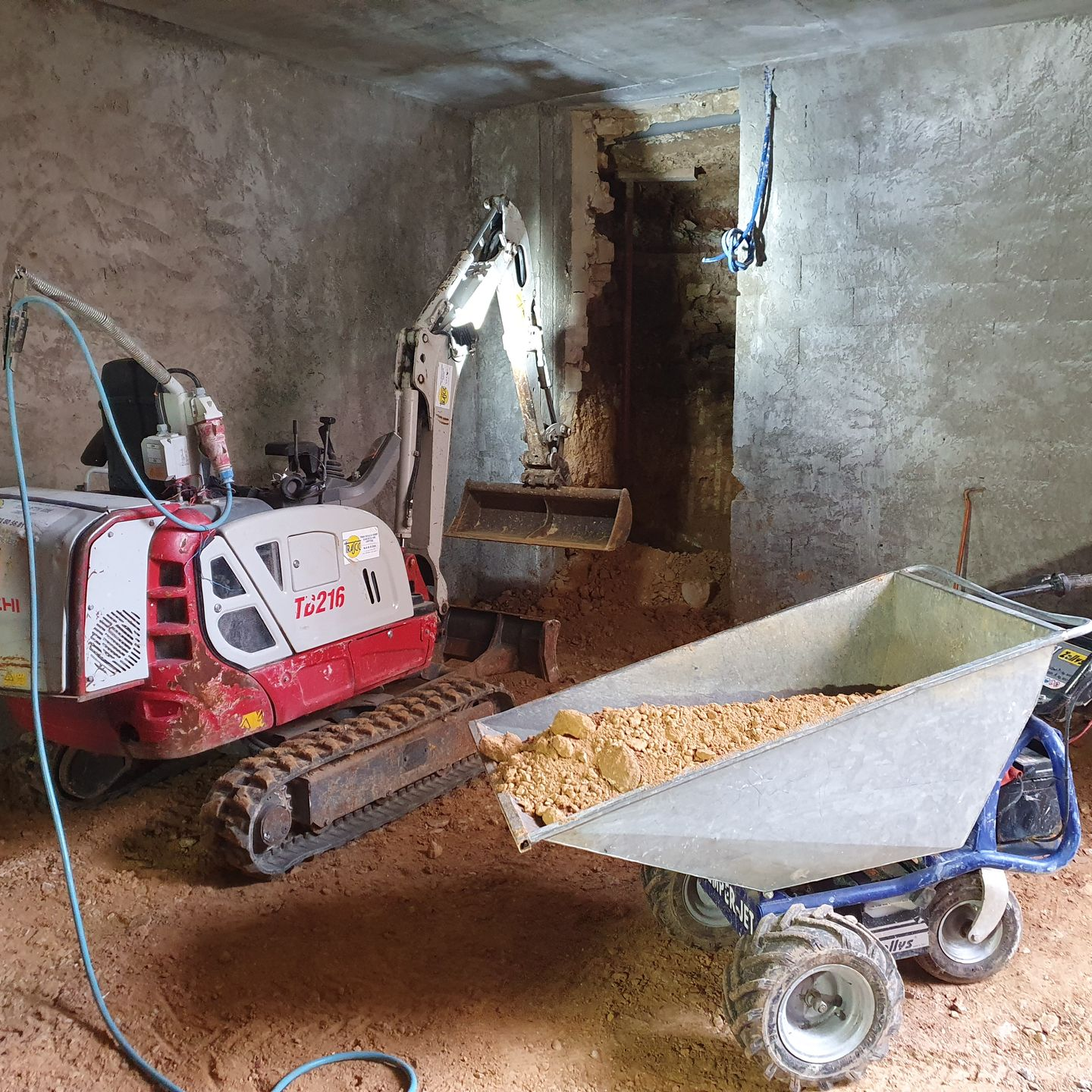 Minipelle et brouette électriques.