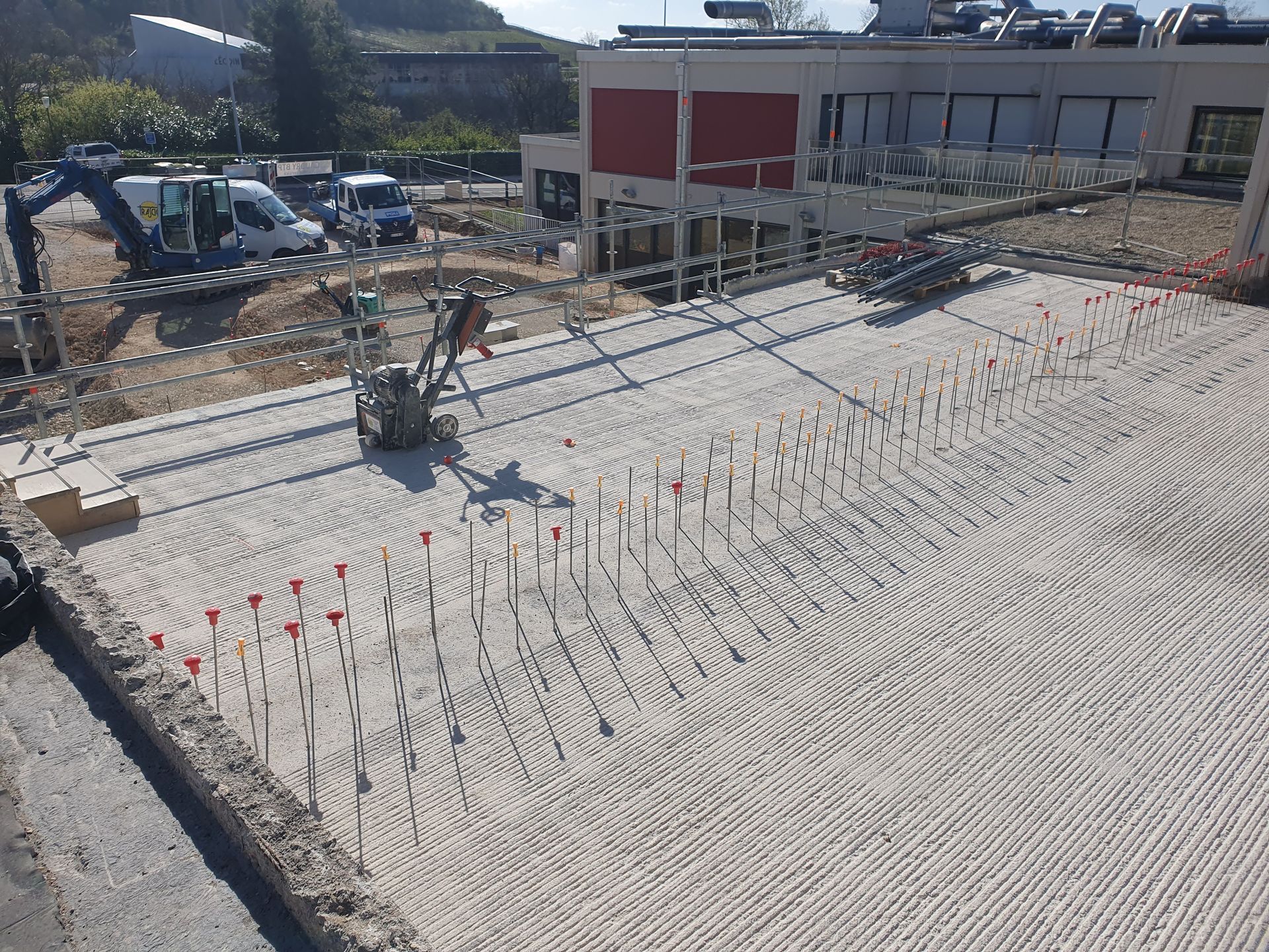 Rainurage de sol en béton.