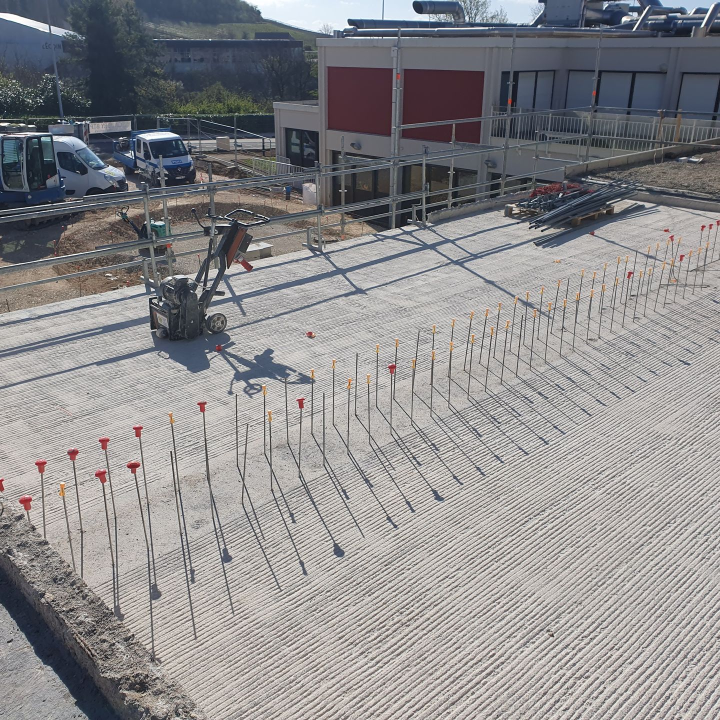 Rainurage de sol en béton.