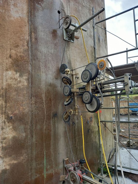 Sciage au câble sur paroi verticale.