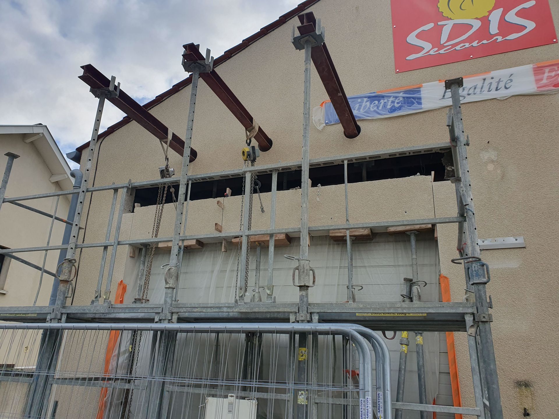 Sciage d'une façade et renforcements.