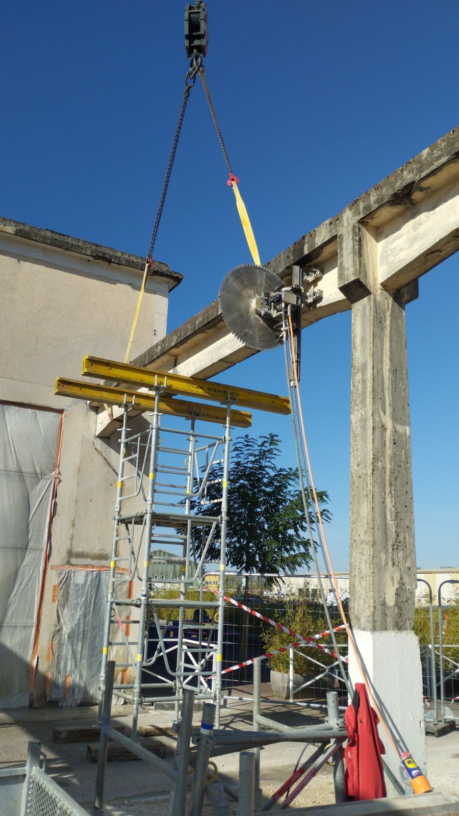 Vers la page Sciage du béton.