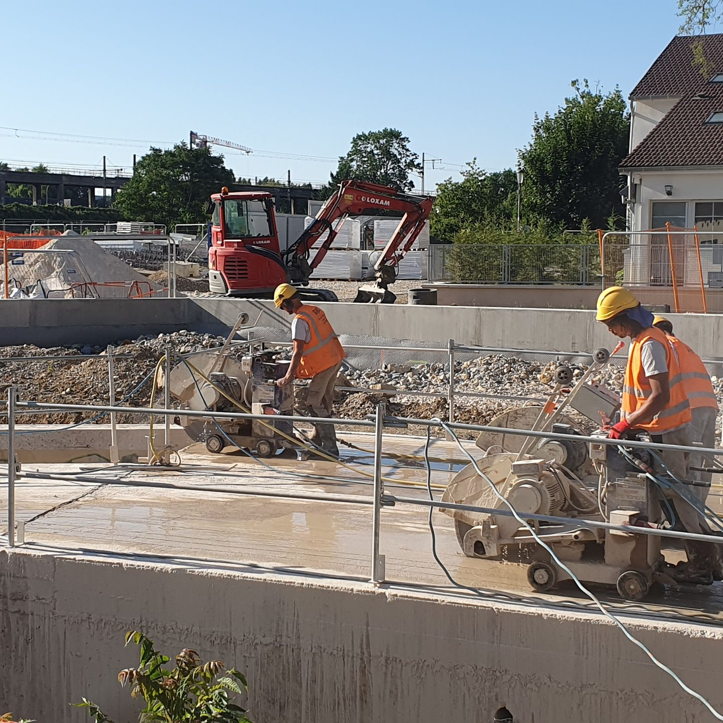 Sciage au sol d'une dalle en béton.