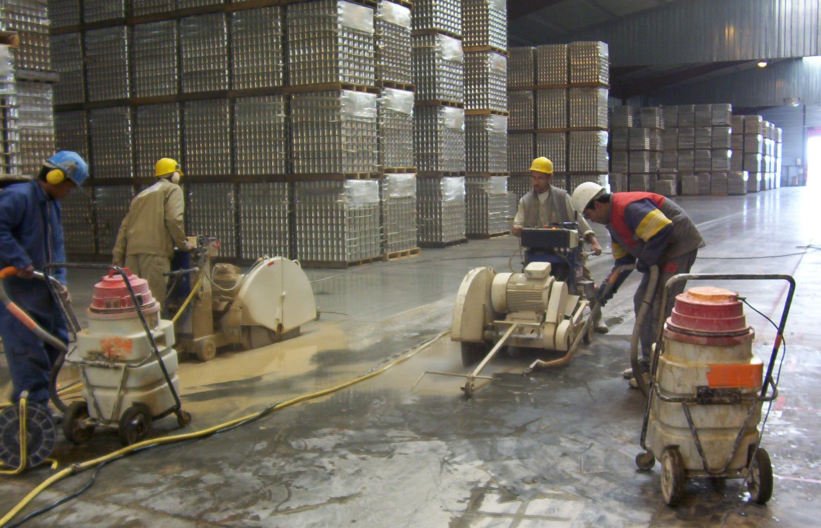 Sciage du sol d'un entrepôt.