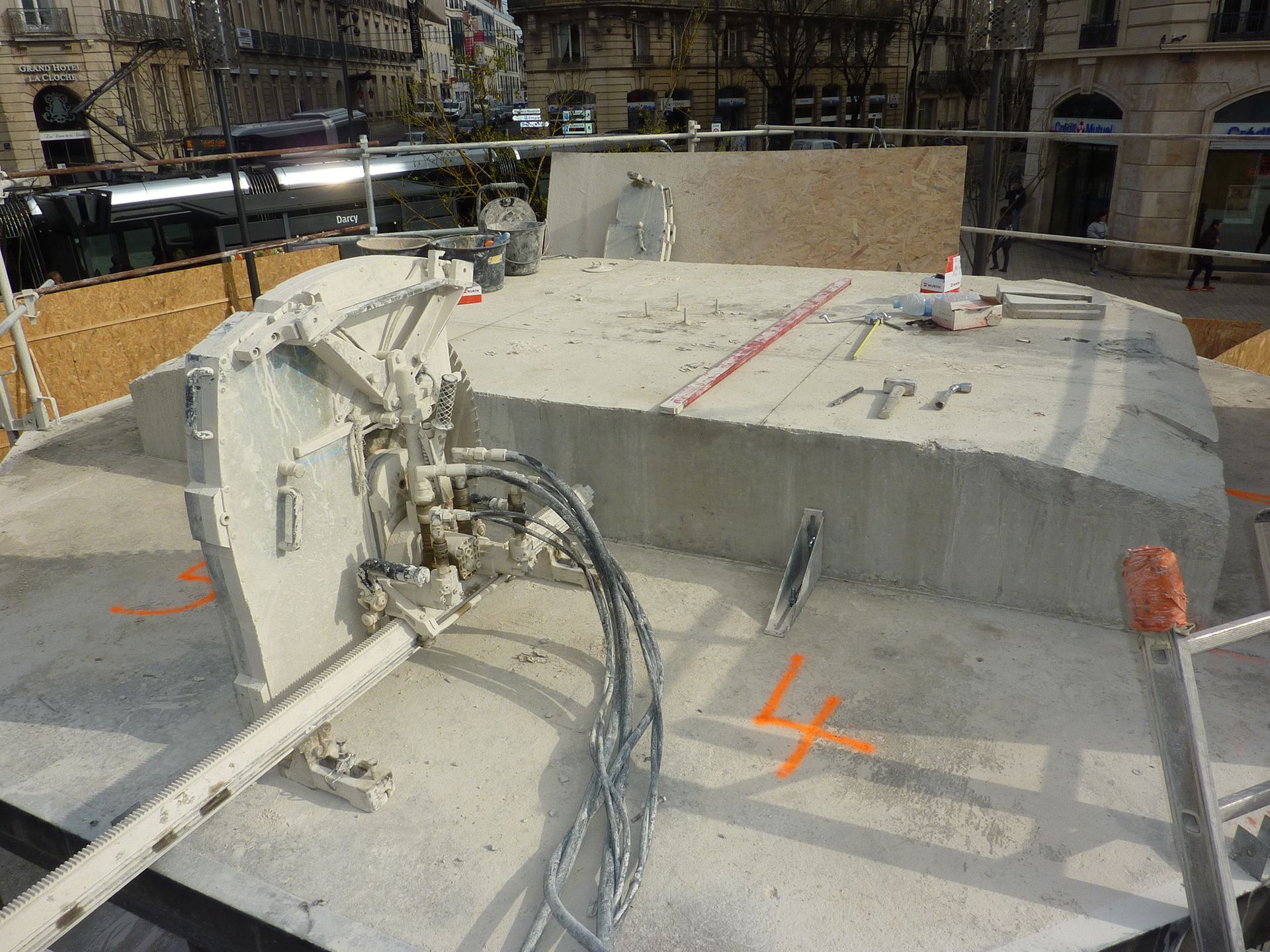 Sciage mural d’une dalle en béton armé au kiosque Darcy, à Dijon.