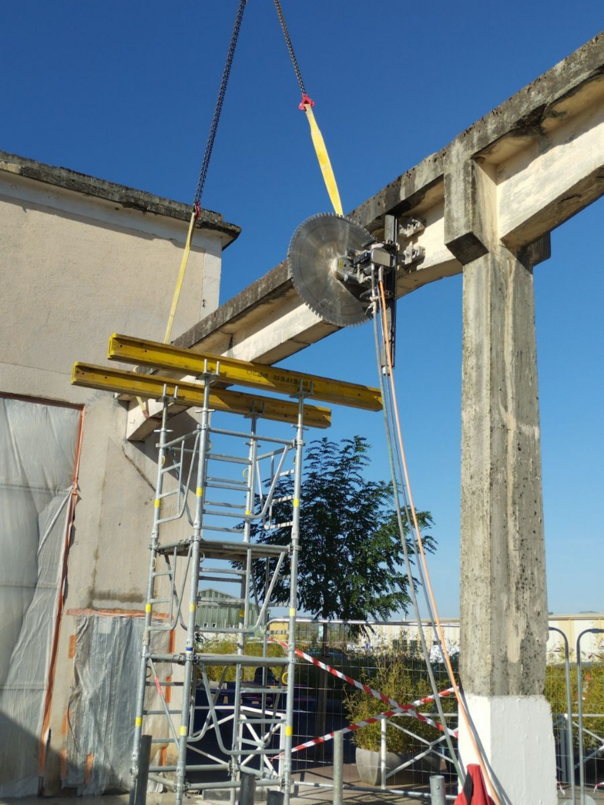 Sciage vertical avec étaiement.