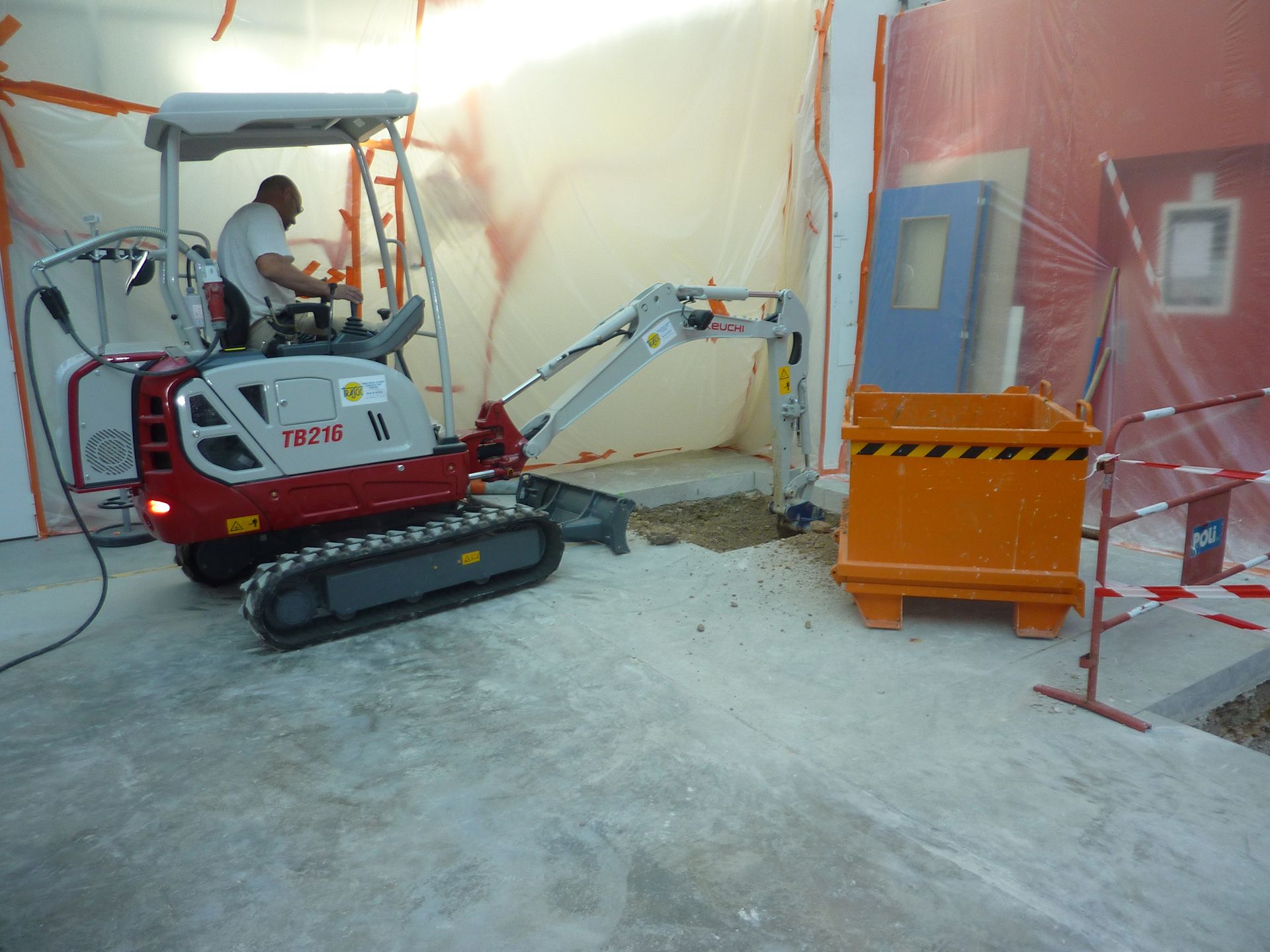 Terrassement électrique avec un minipelle.