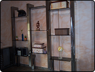 Un estante con cajas y un globo terráqueo encima.