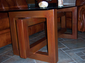 Una mesa de madera con tapa de cristal en una sala de estar.
