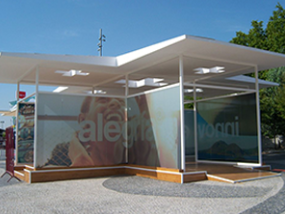 Un edificio con la palabra alegría en él.