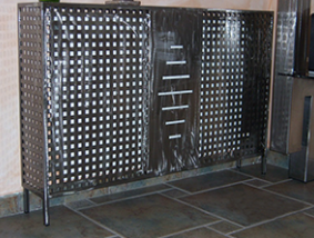 Un gabinete de metal con agujeros tiene una raya blanca en el costado.