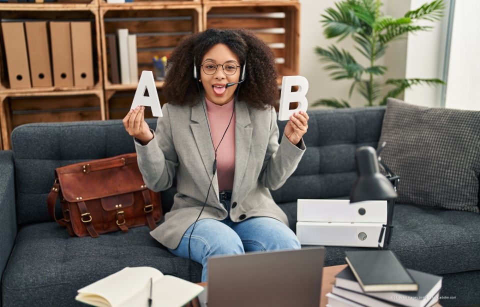 Mädchen mit überraschtem Gesichtsausdruck schaut in den Spiegel, Hand hält Karten in der Nähe, drinnen.