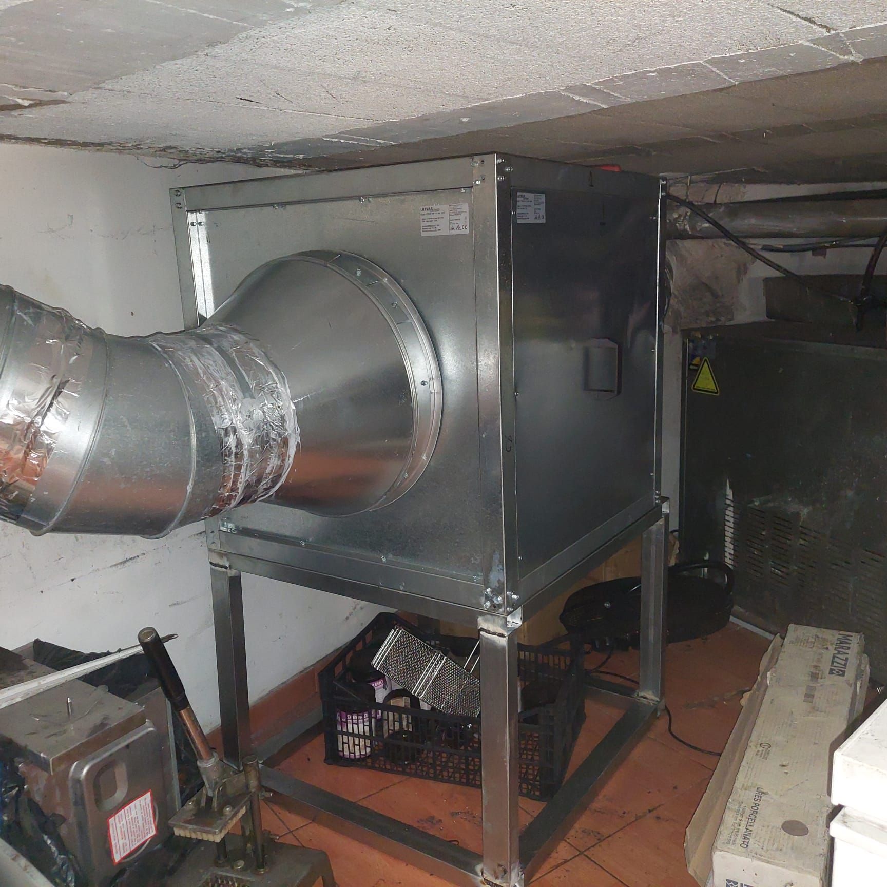 Una caja de metal con un tubo grande que sale de ella.