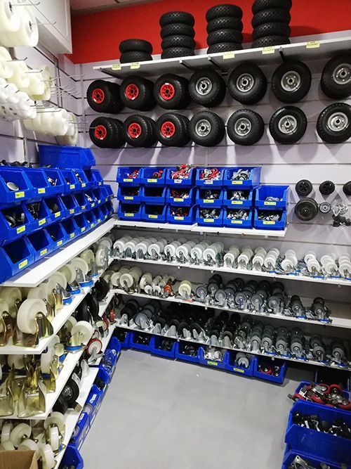 Una tienda llena de muchas ruedas y neumáticos