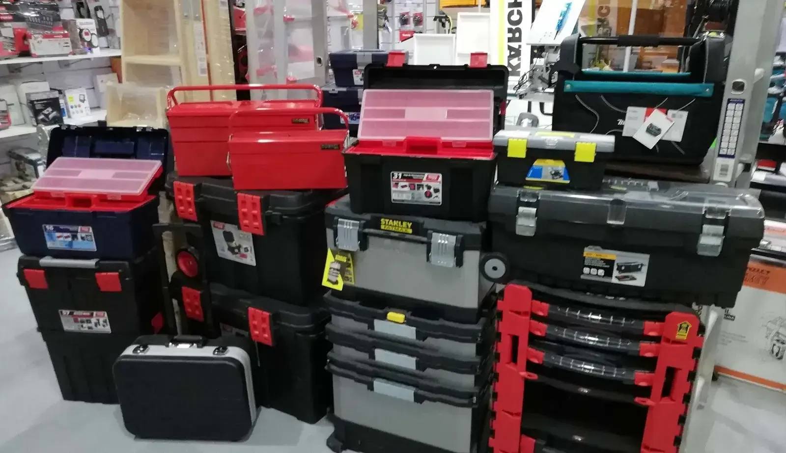 Un montón de cajas de herramientas están apiladas una encima de otra