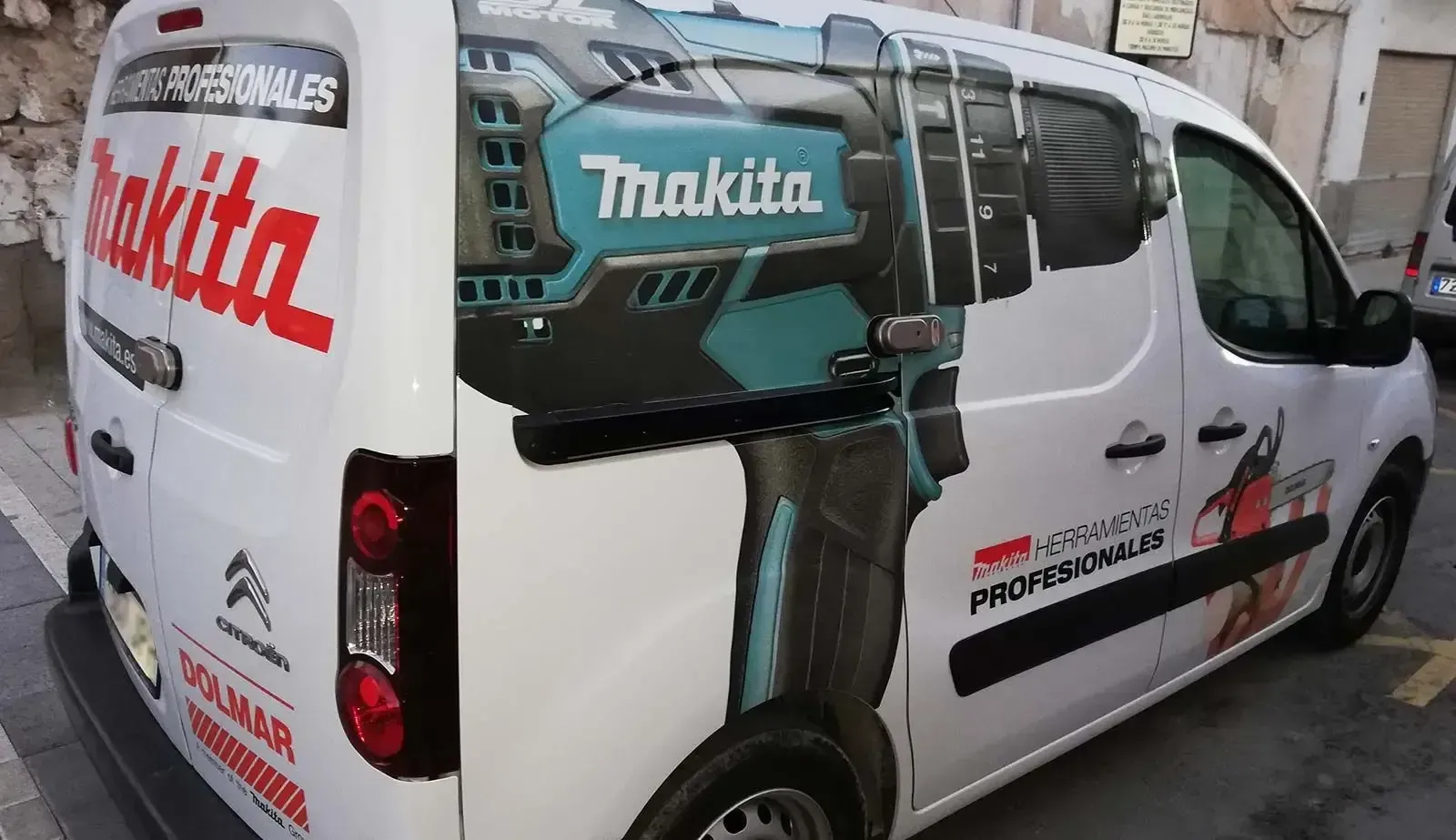 Una camioneta Makita está estacionada al costado de la carretera.