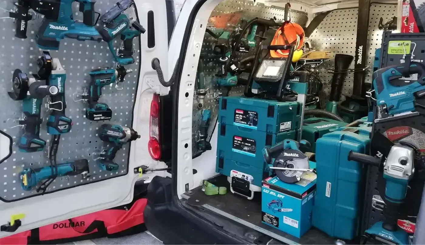 La parte trasera de una camioneta llena de herramientas.