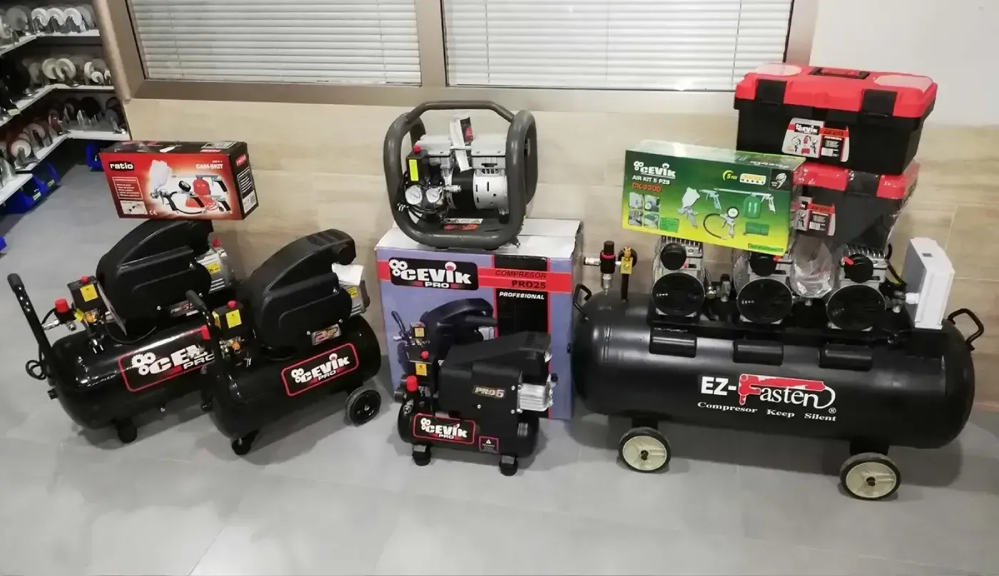 Un grupo de compresores de aire están sentados uno al lado del otro en una habitación.