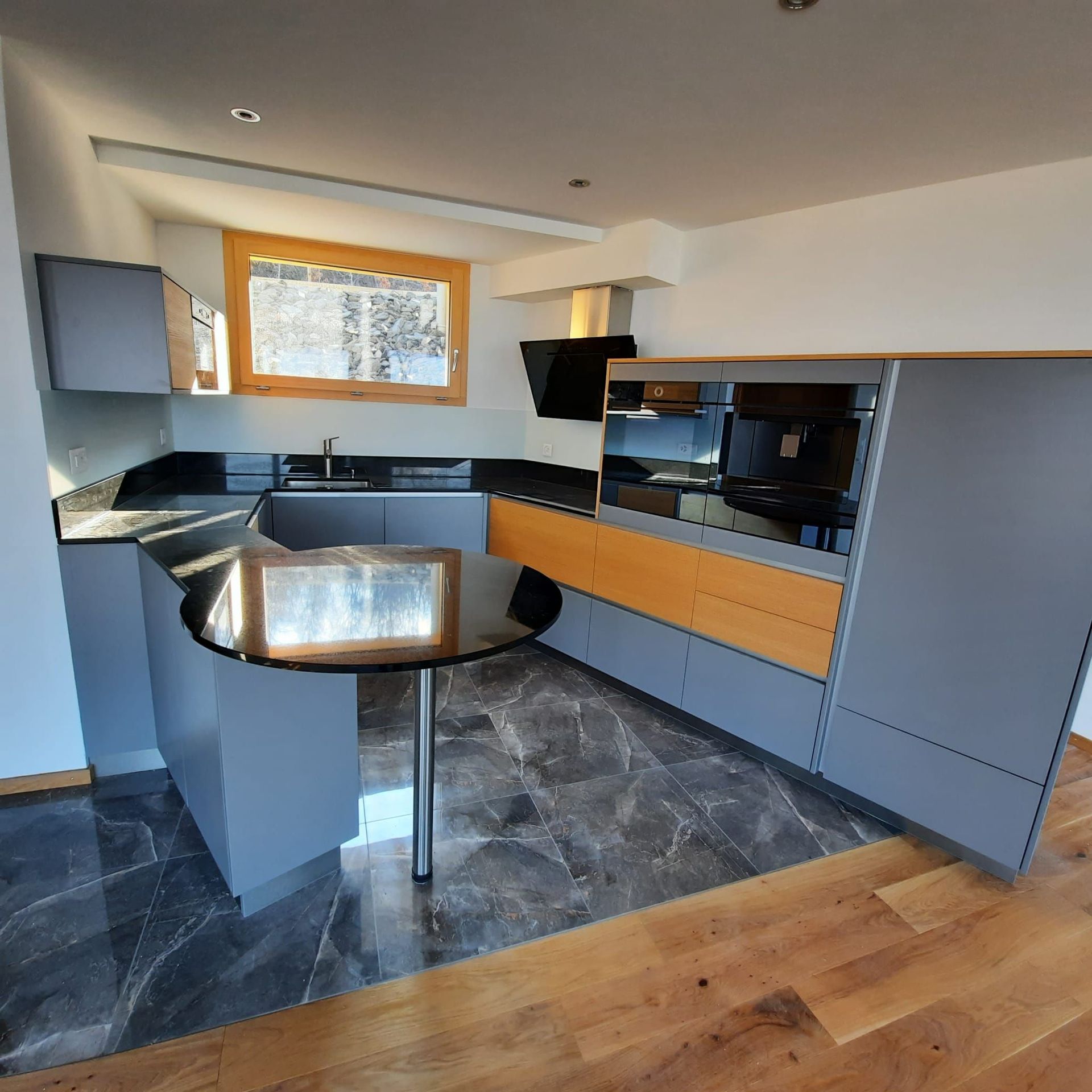 Cuisine stratifié et plaque chêne. Plan de travail granit impala 20mm, entre meuble en verre