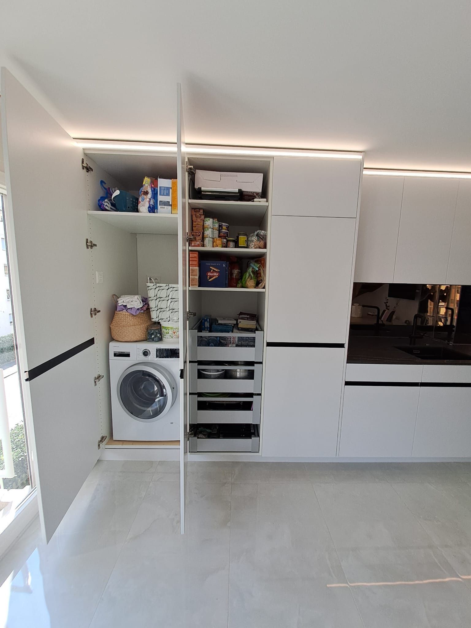 Cuisine en stratifié avec poignée profilée noir, crédence en miroir bronze, plan de travail dekton Laurent