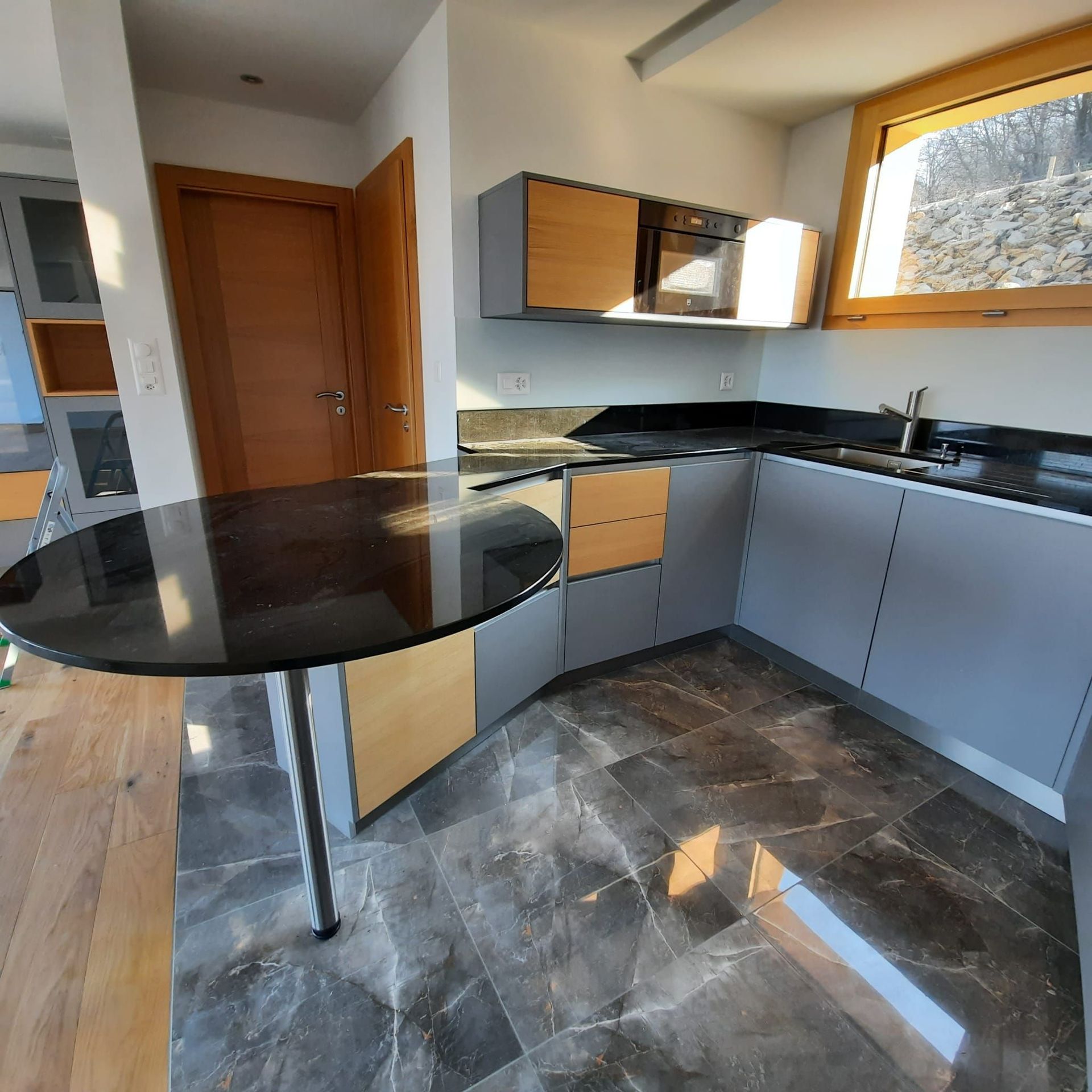 Cuisine stratifié et plaque chêne. Plan de travail granit impala 20mm, entre meuble en verre