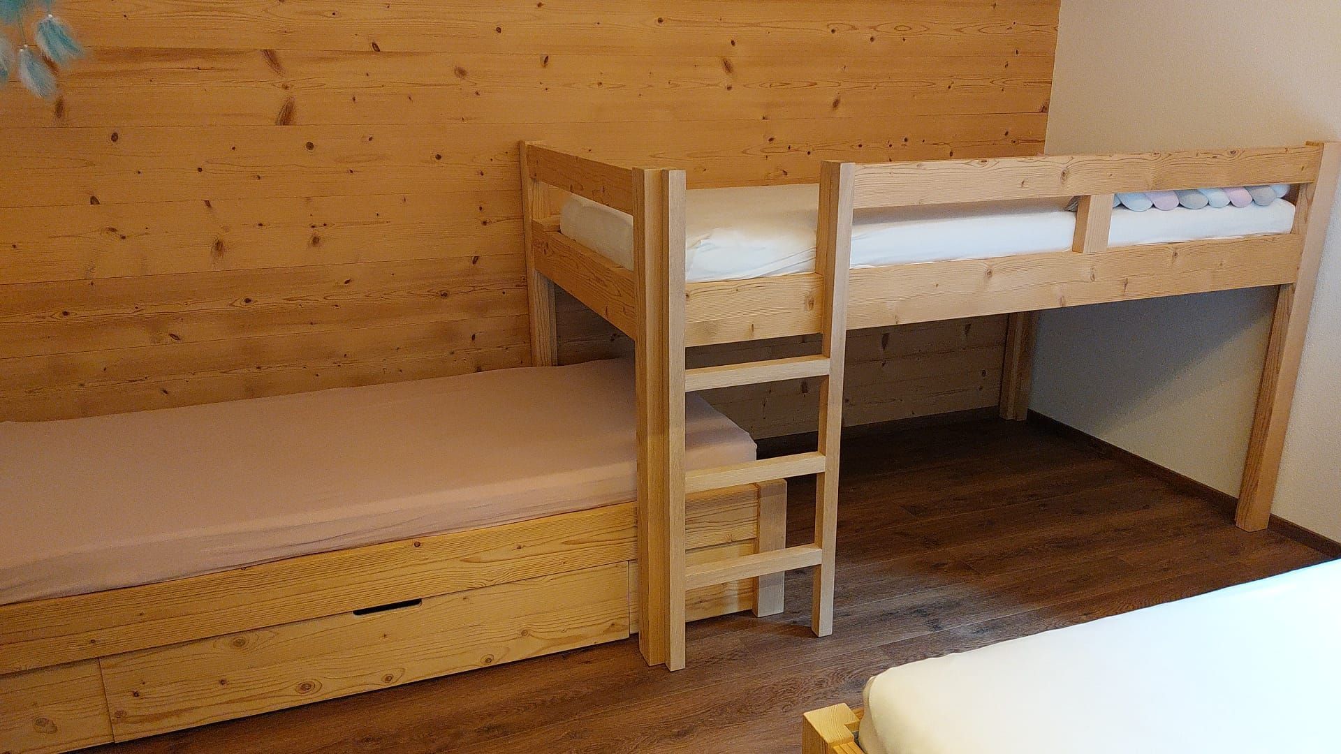 Petit dortoir en sapin vapo avec tiroirs. Le lit du bas peut se ranger sous le lit supérieur