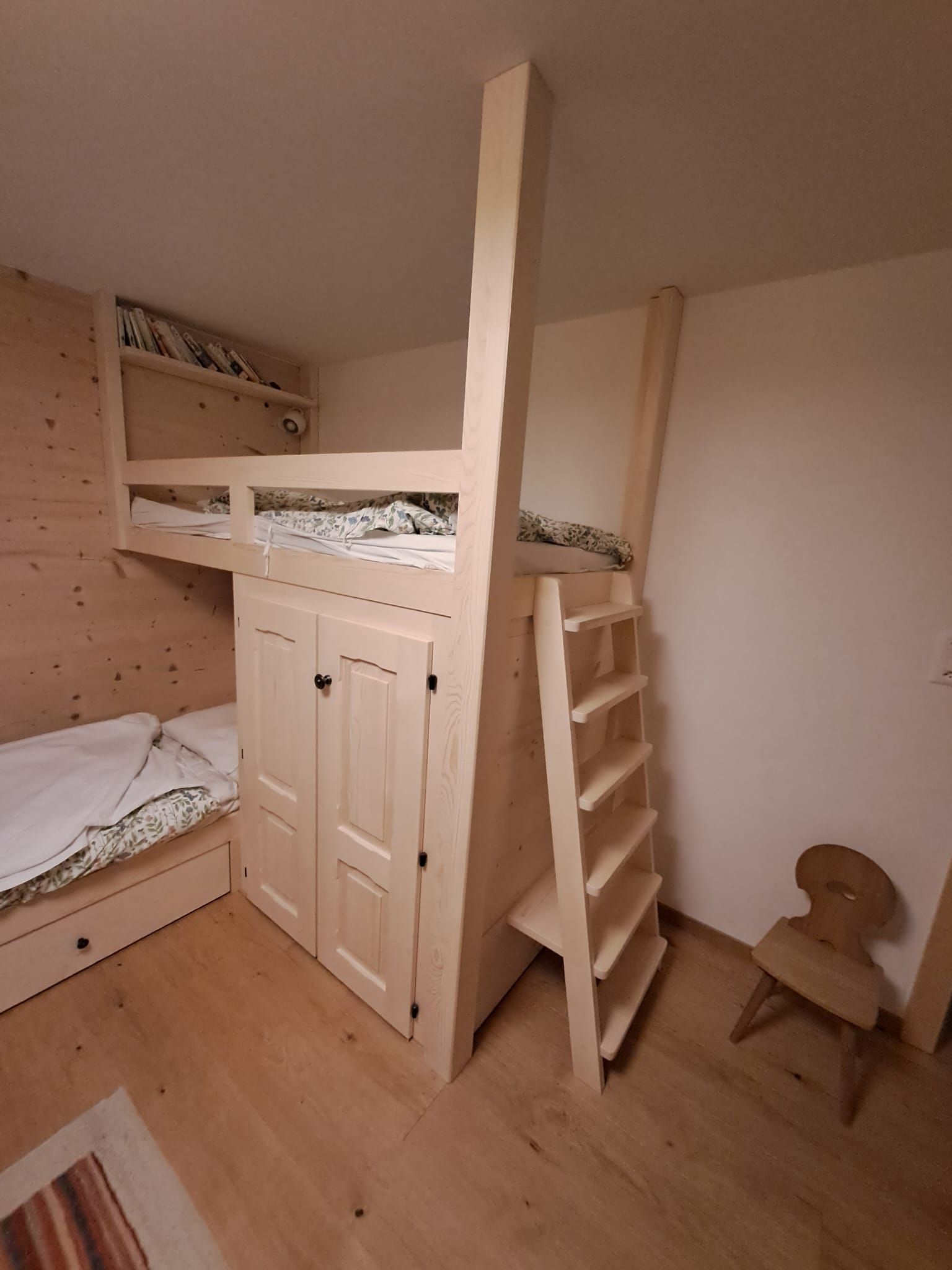 Lits étages combinés avec armoire, barrière de protection, échelle et étagères, en Sapin