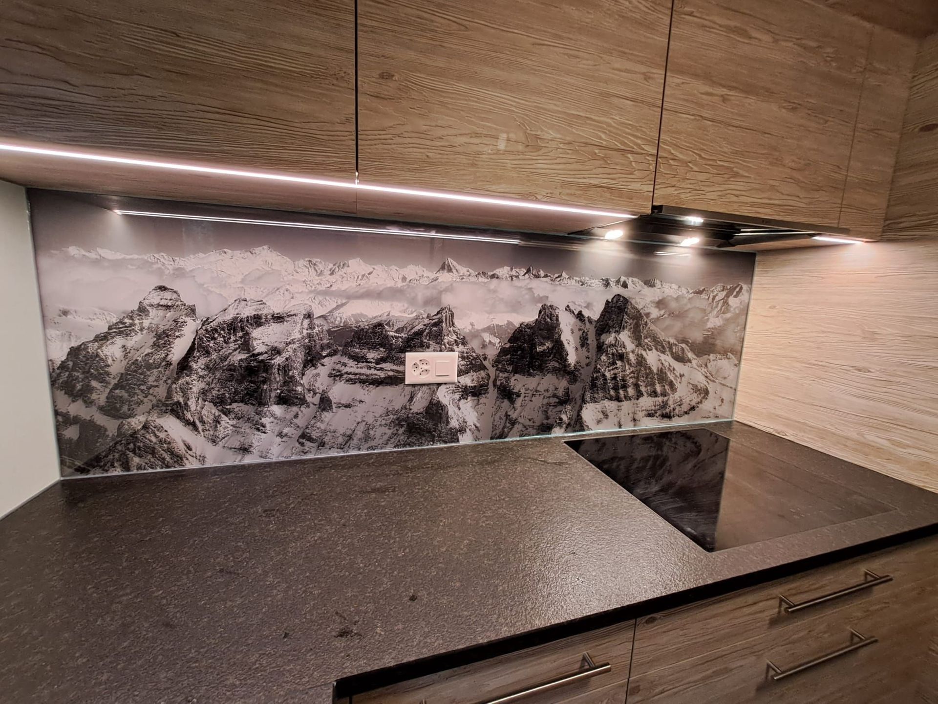 Cuisine stratifié imitation bois avec entre meuble en verre et photo panoramique