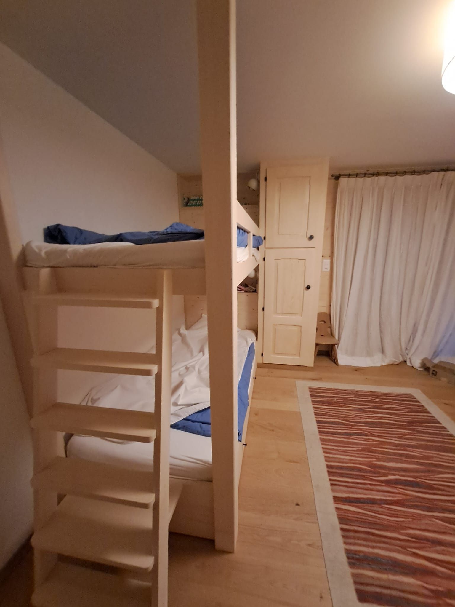 Lits étages combinés avec armoire, barrière de protection, échelle et étagères, en Sapin