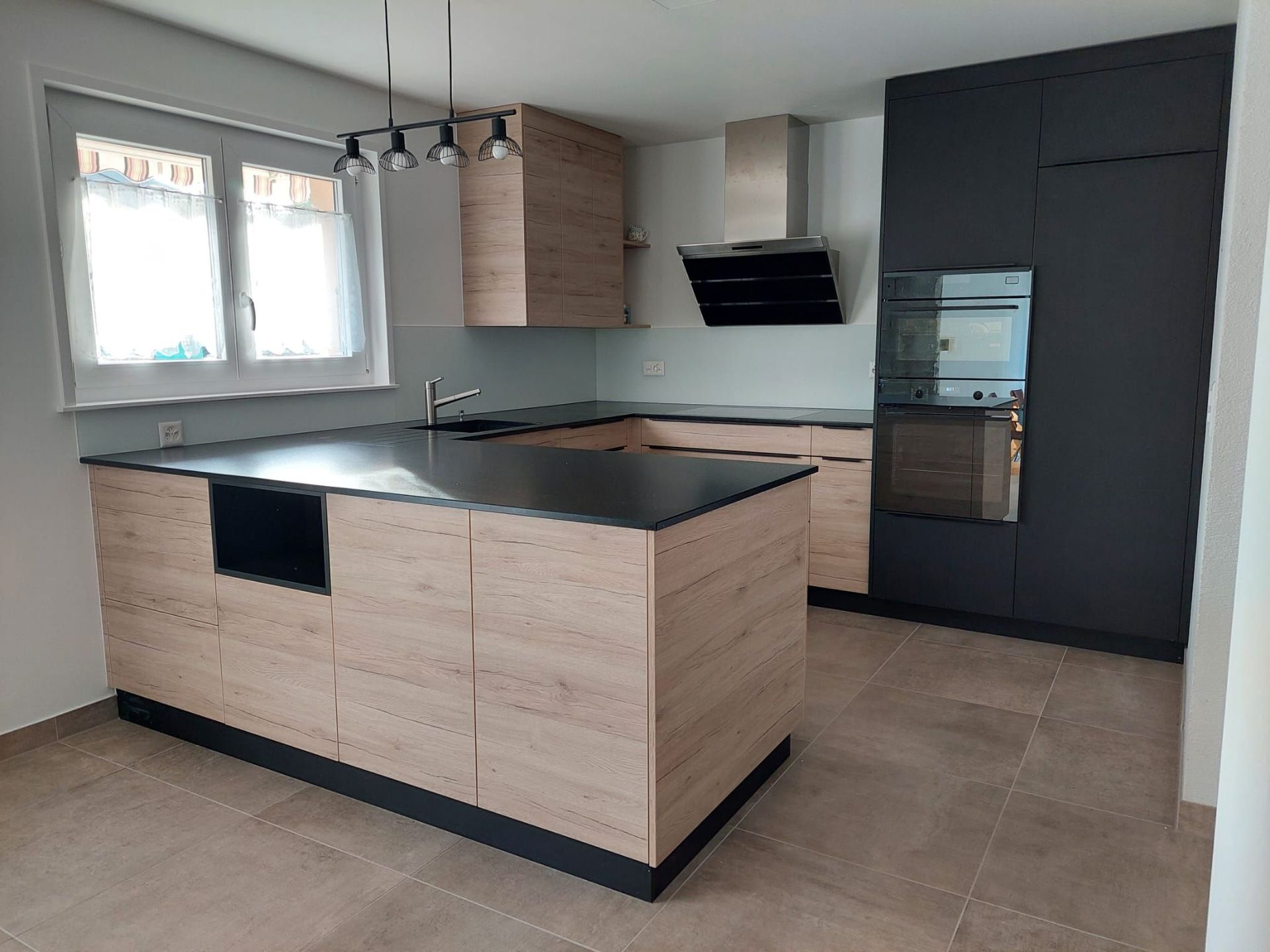 Cuisine en stratifié avec plan de travail en granit