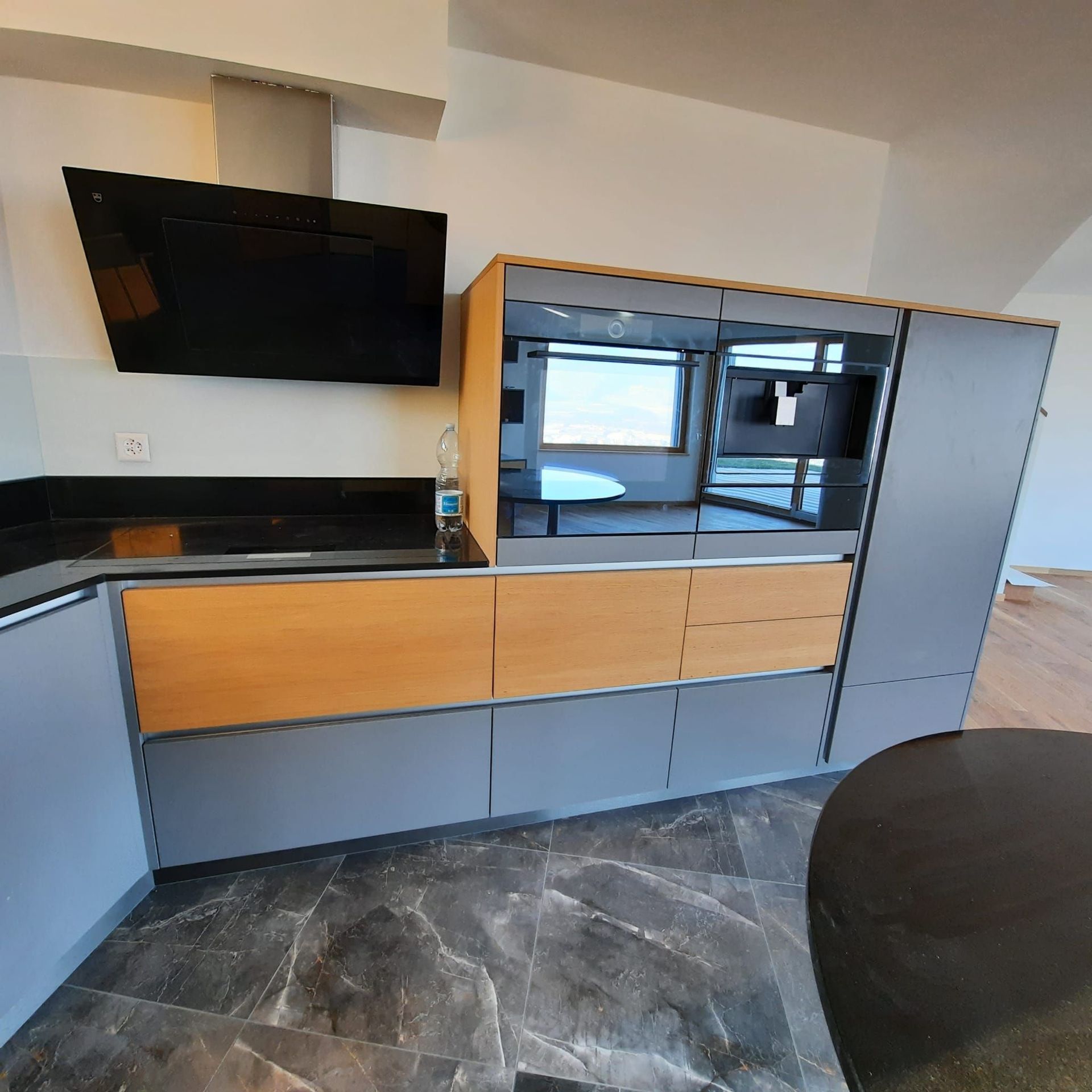 Cuisine stratifié et plaque chêne. Plan de travail granit impala 20mm, entre meuble en verre