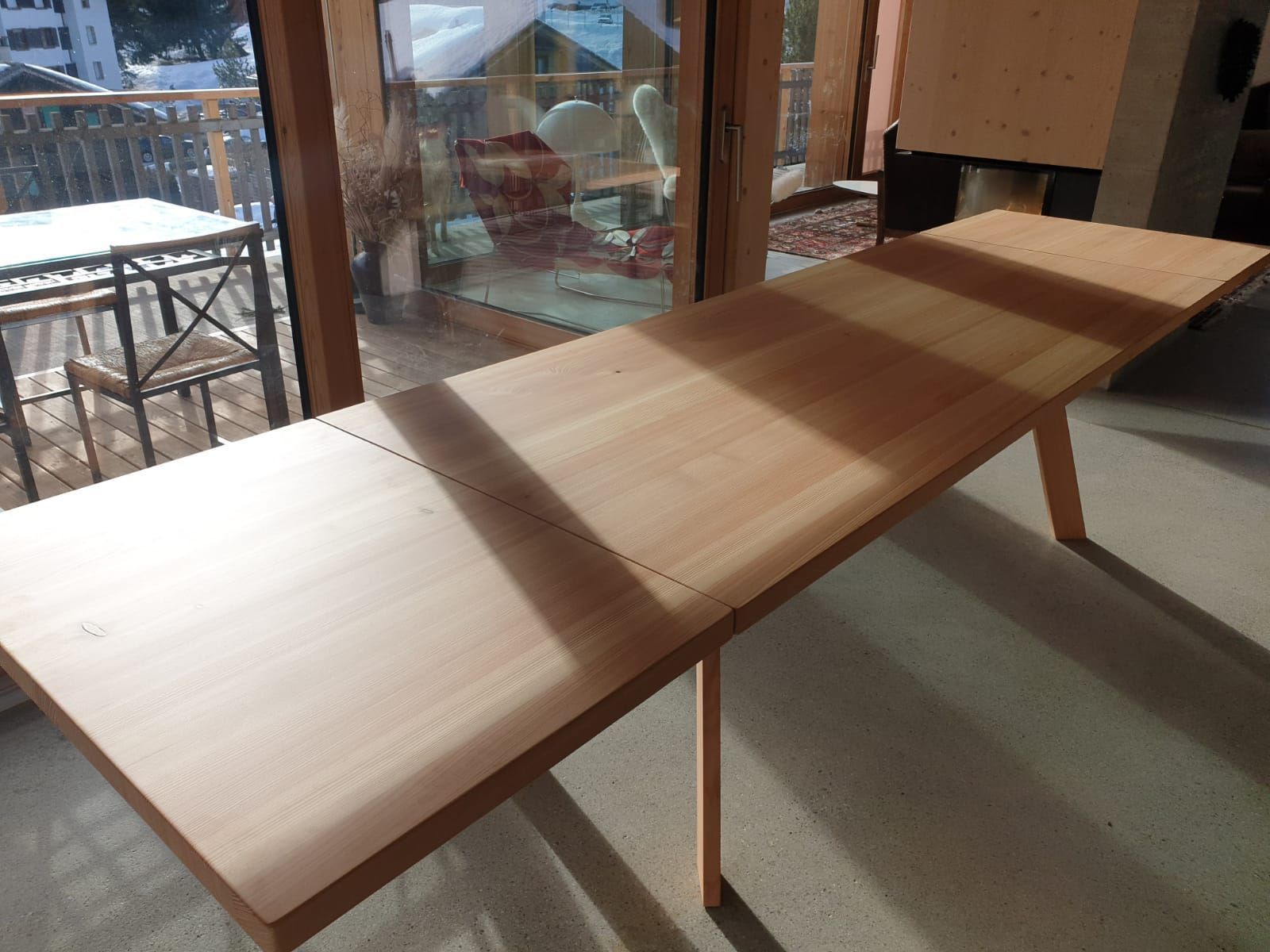 Table en mélèze avec rallonge et veinage suivi