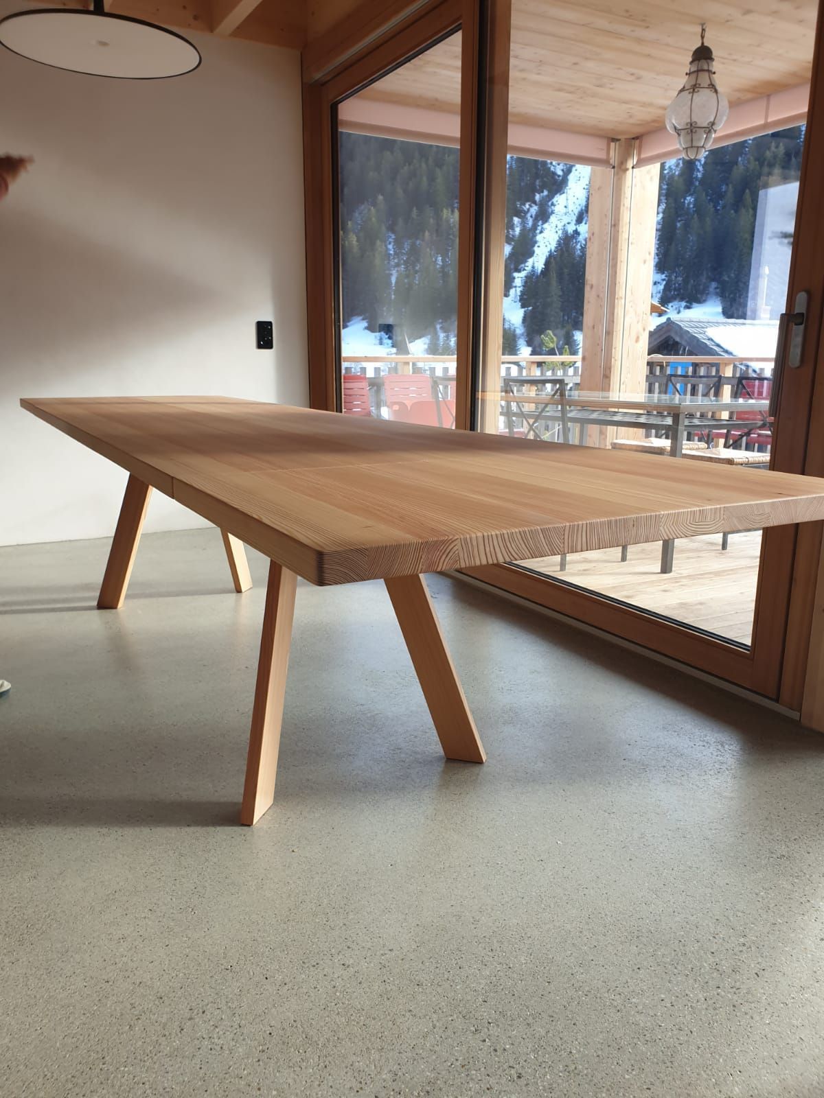 Table en mélèze avec rallonge et veinage suivi