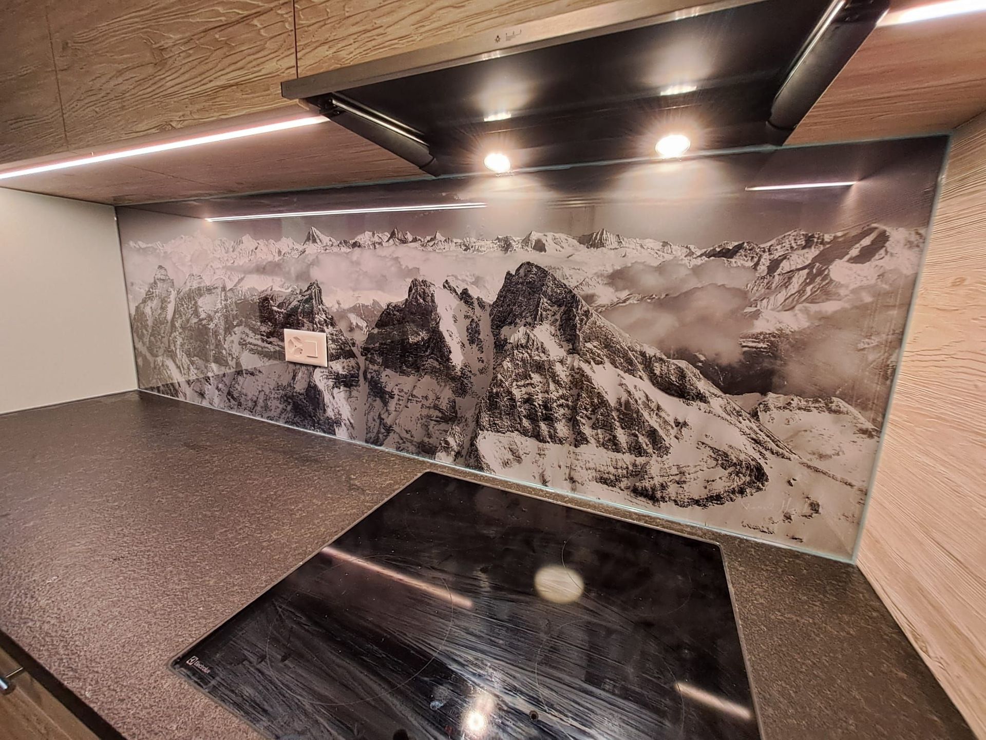 Cuisine stratifié imitation bois avec entre meuble en verre et photo panoramique