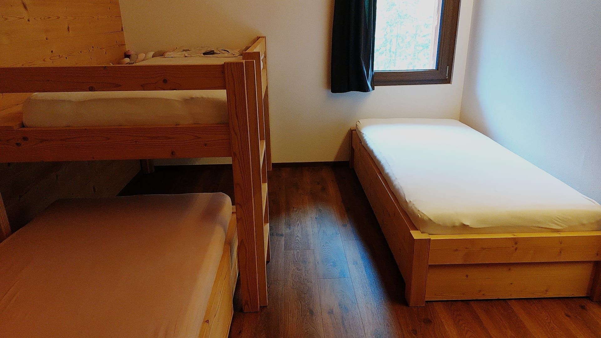 Petit dortoir en sapin vapo avec tiroirs. Le lit du bas peut se ranger sous le lit supérieur