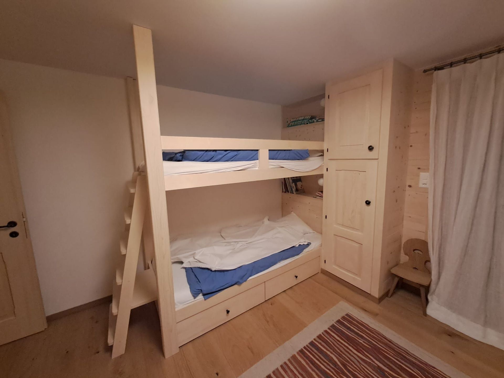 Lits étages combinés avec armoire, barrière de protection, échelle et étagères, en Sapin