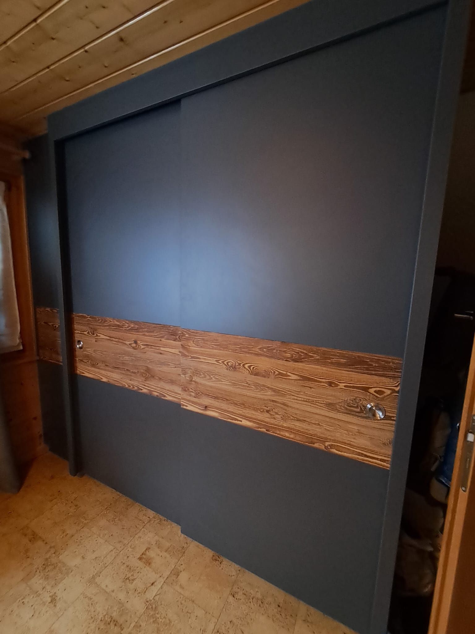 Armoire coulissante vieux bois et stratifié