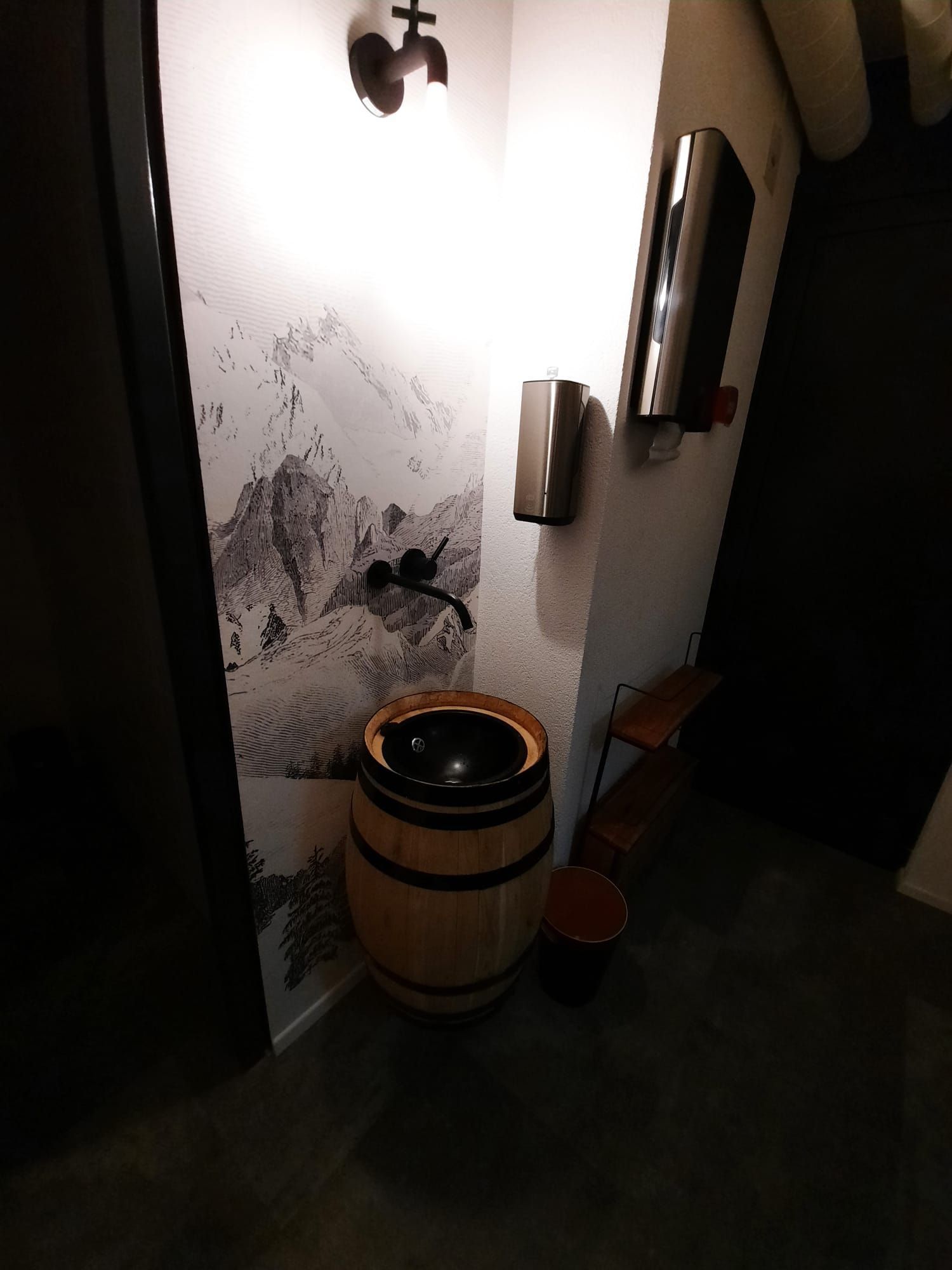 Raiffeisen Troistorrents: Modification d'un tonneau en meuble lave main