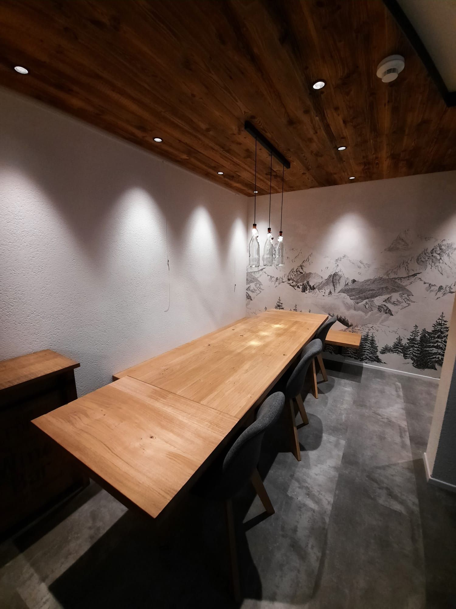 Raiffeisen Troistorrents: Plafond en vieux bois avec pourtour en mdf teinté dans la masse