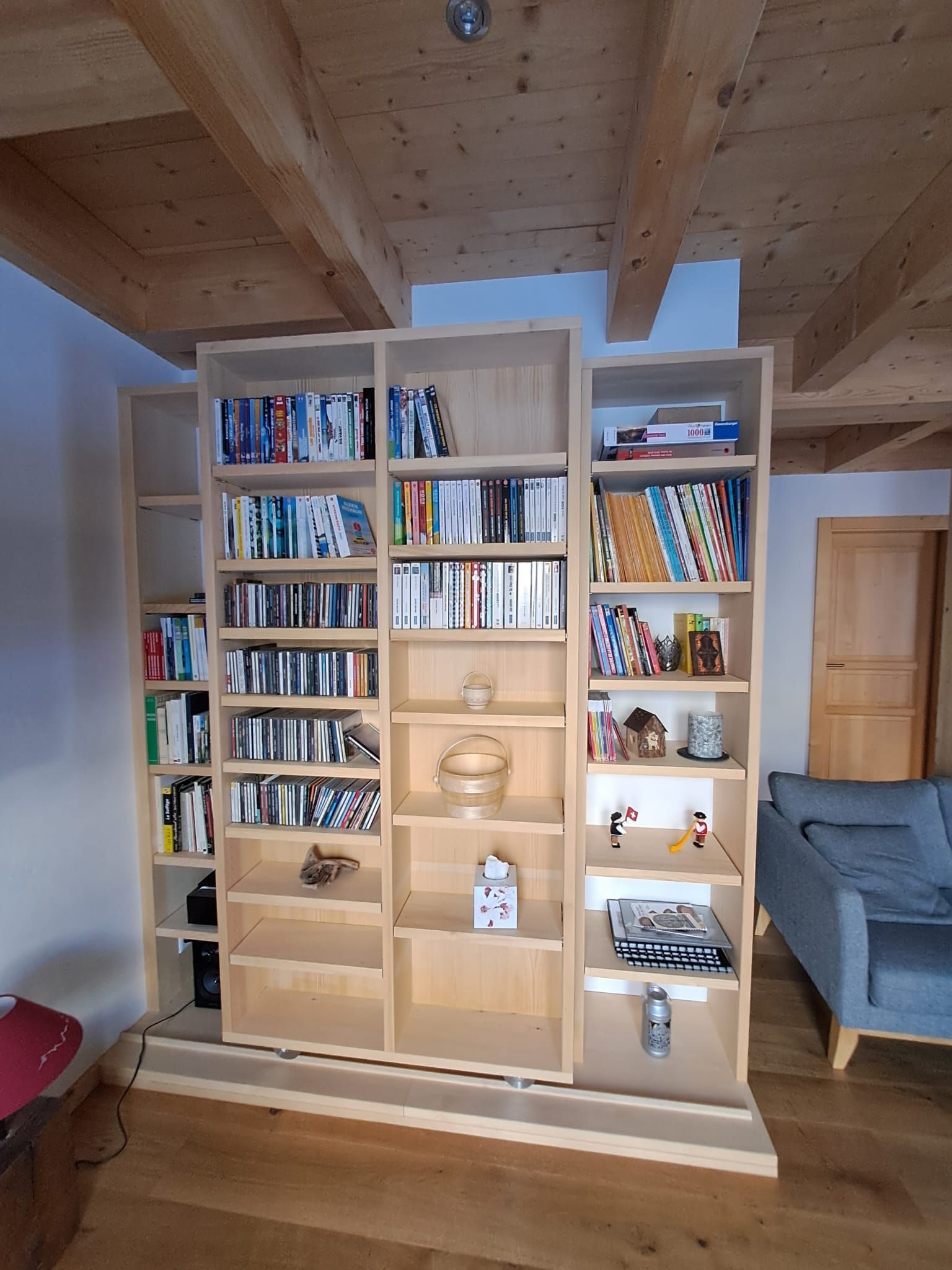 Bibliothèque coulissante en sapin
