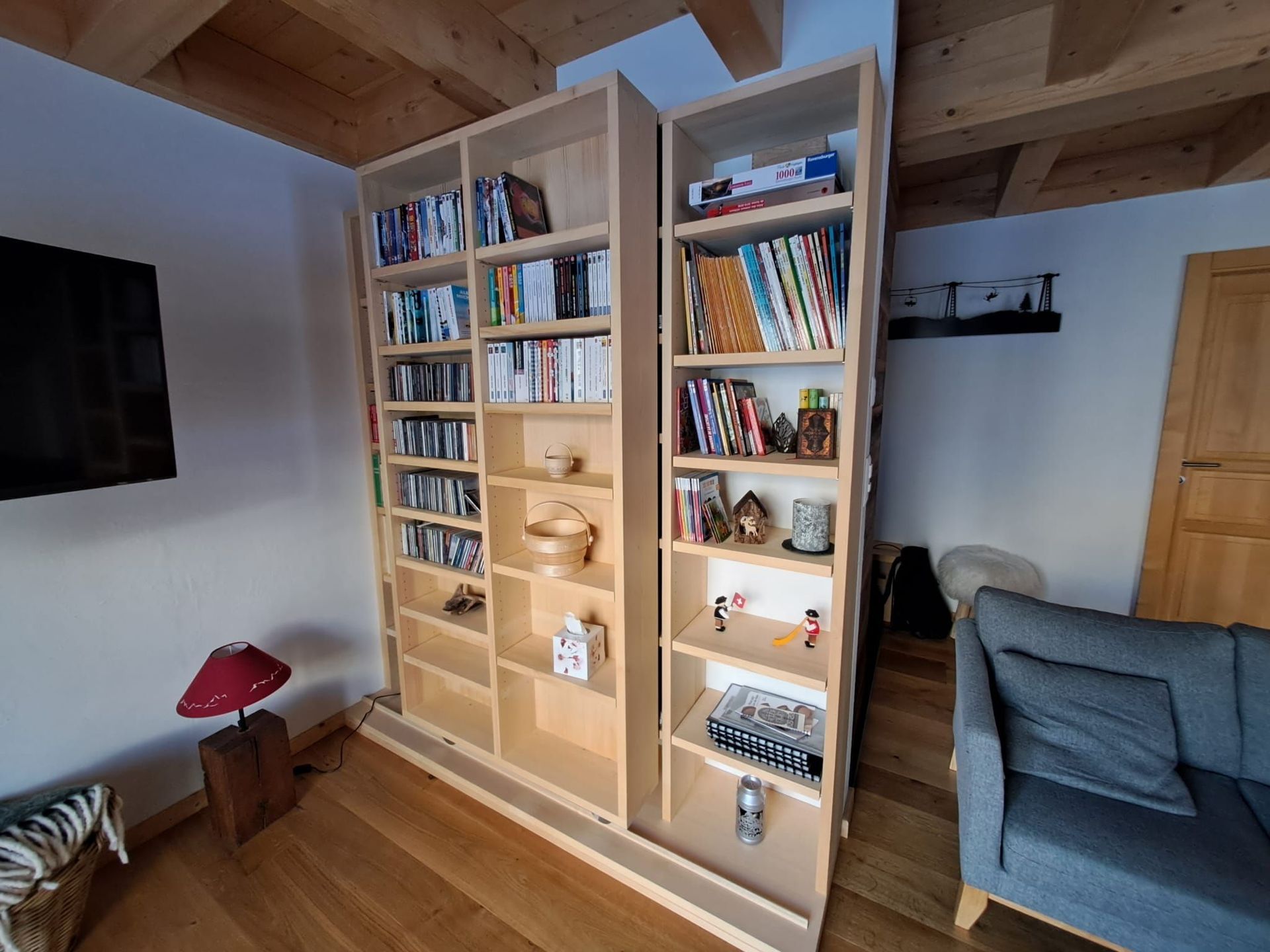 Bibliothèque coulissante en sapin