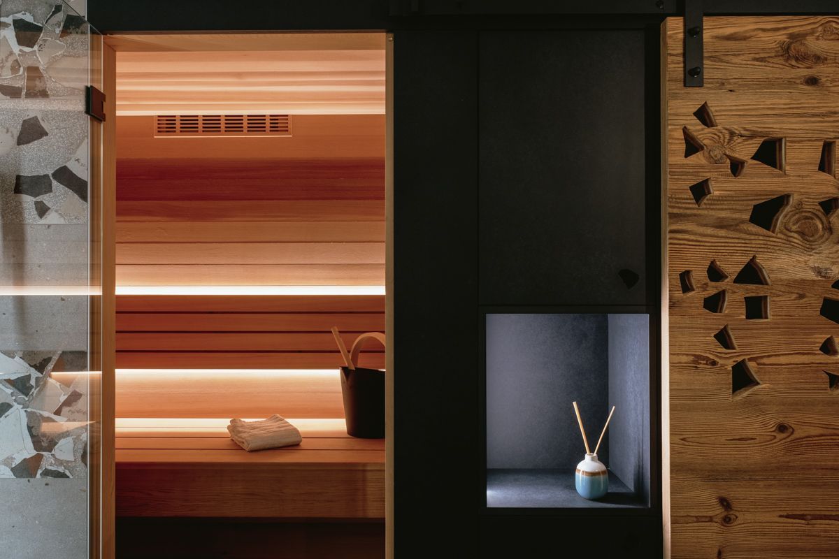Sauna en cèdre - Porte et plafond en vieux bois - Partie mdf noir teinté dans la masse